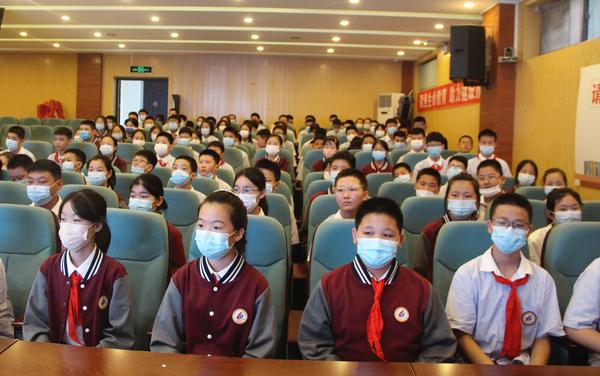 各班班委参加培训